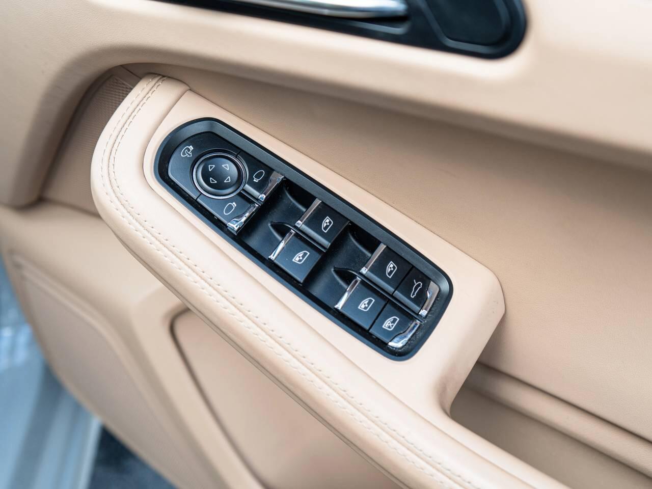 Porsche Macan view 25