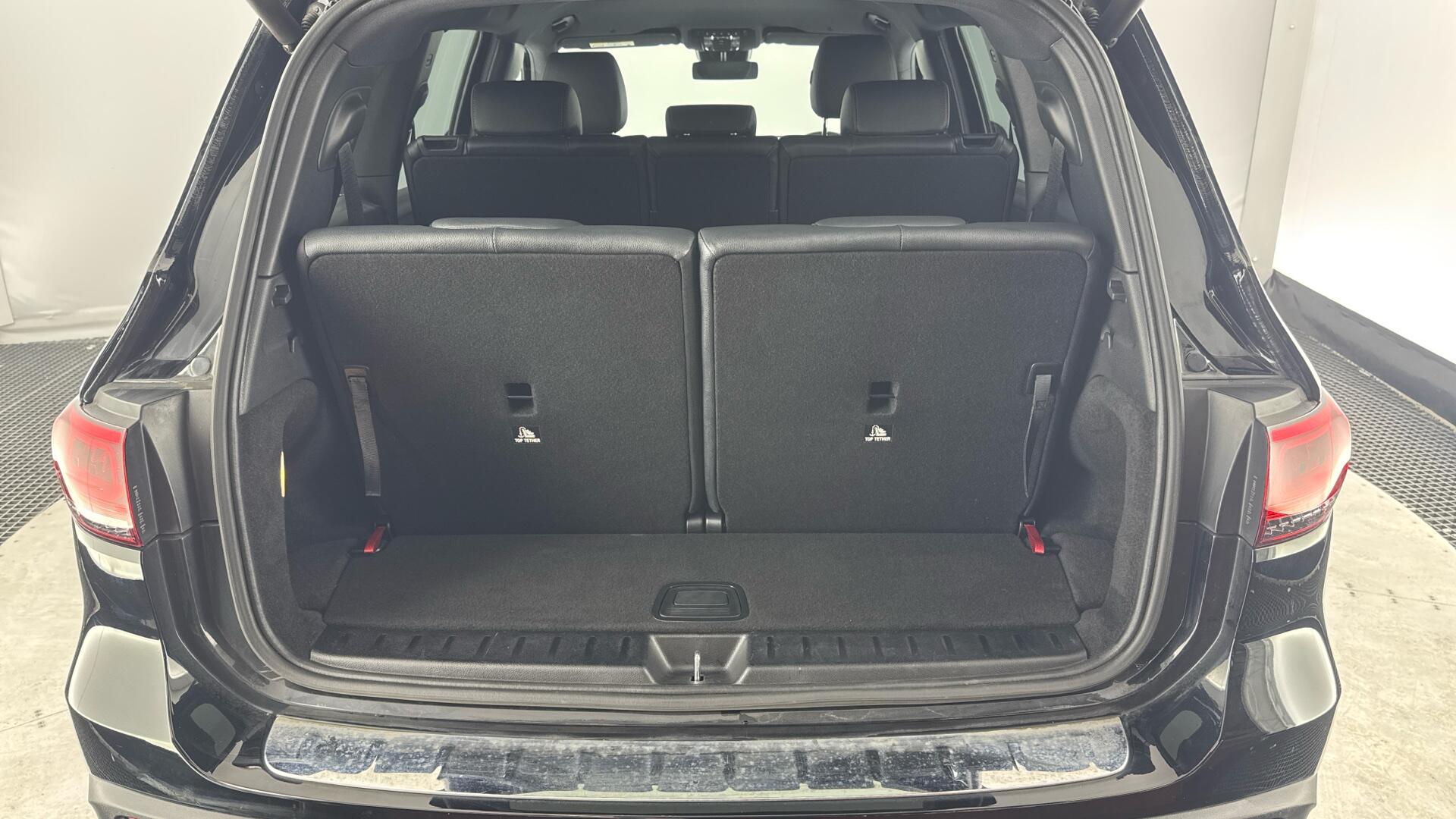 Mercedes-Benz Eqb 300 view 16