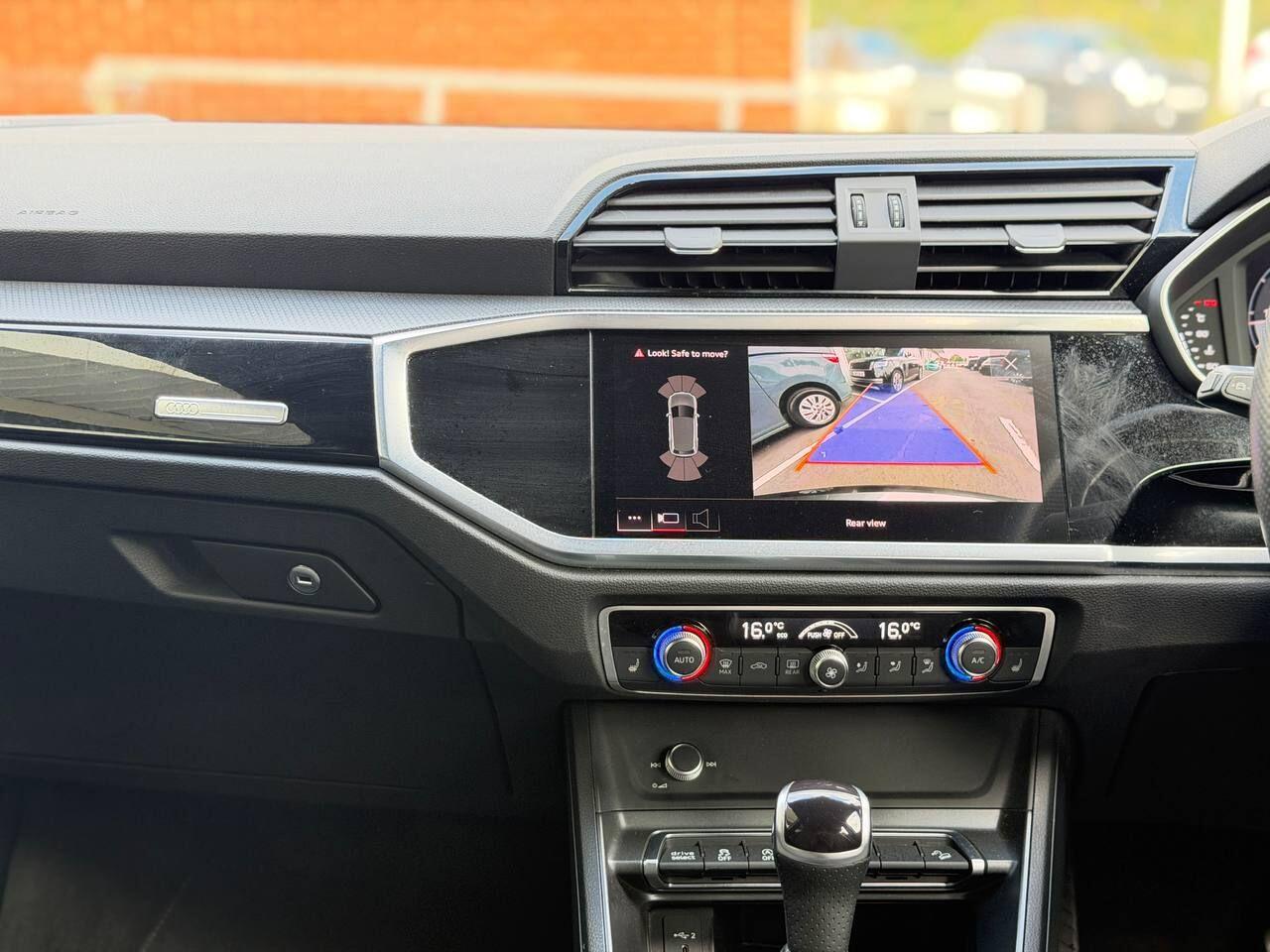 Audi Q3 view 24