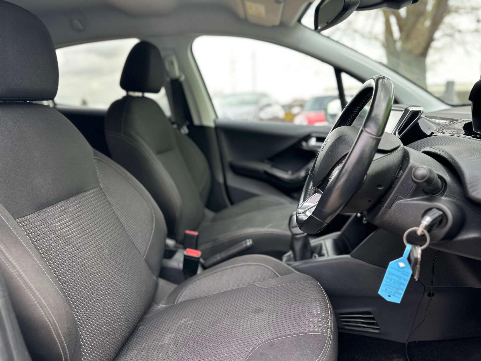 Peugeot 208 view 10