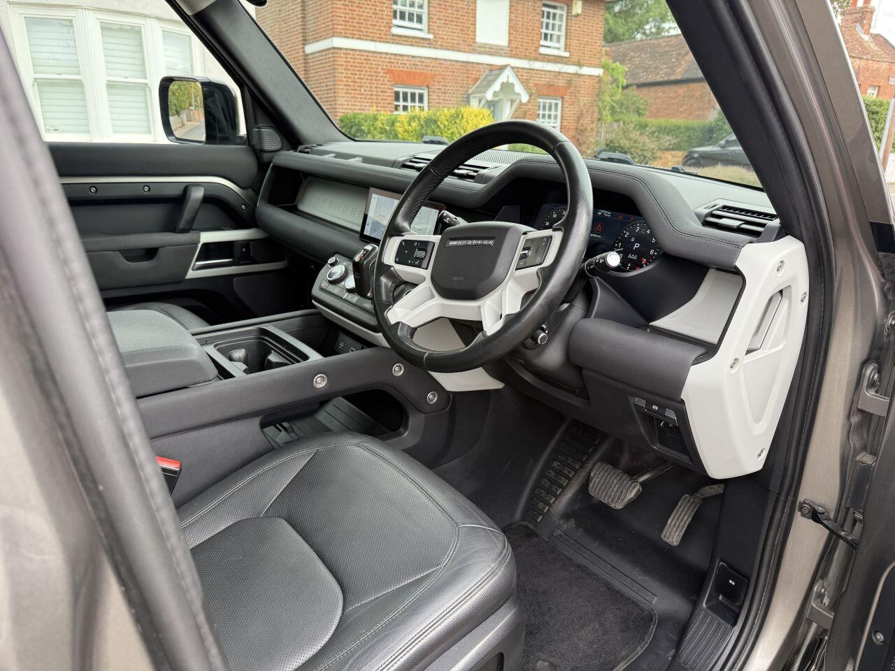 Land Rover Defender 110 view 24