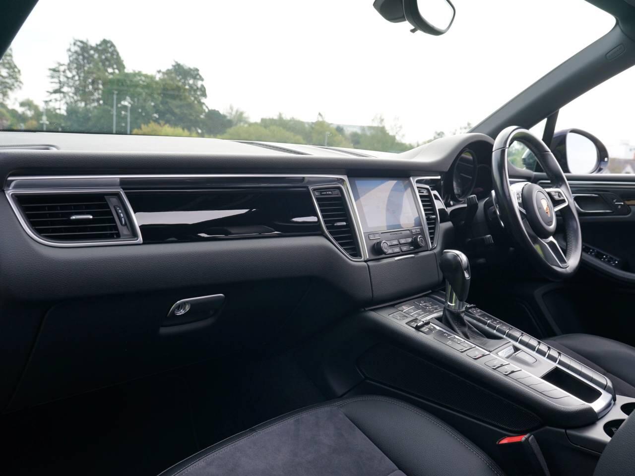 Porsche Macan view 9