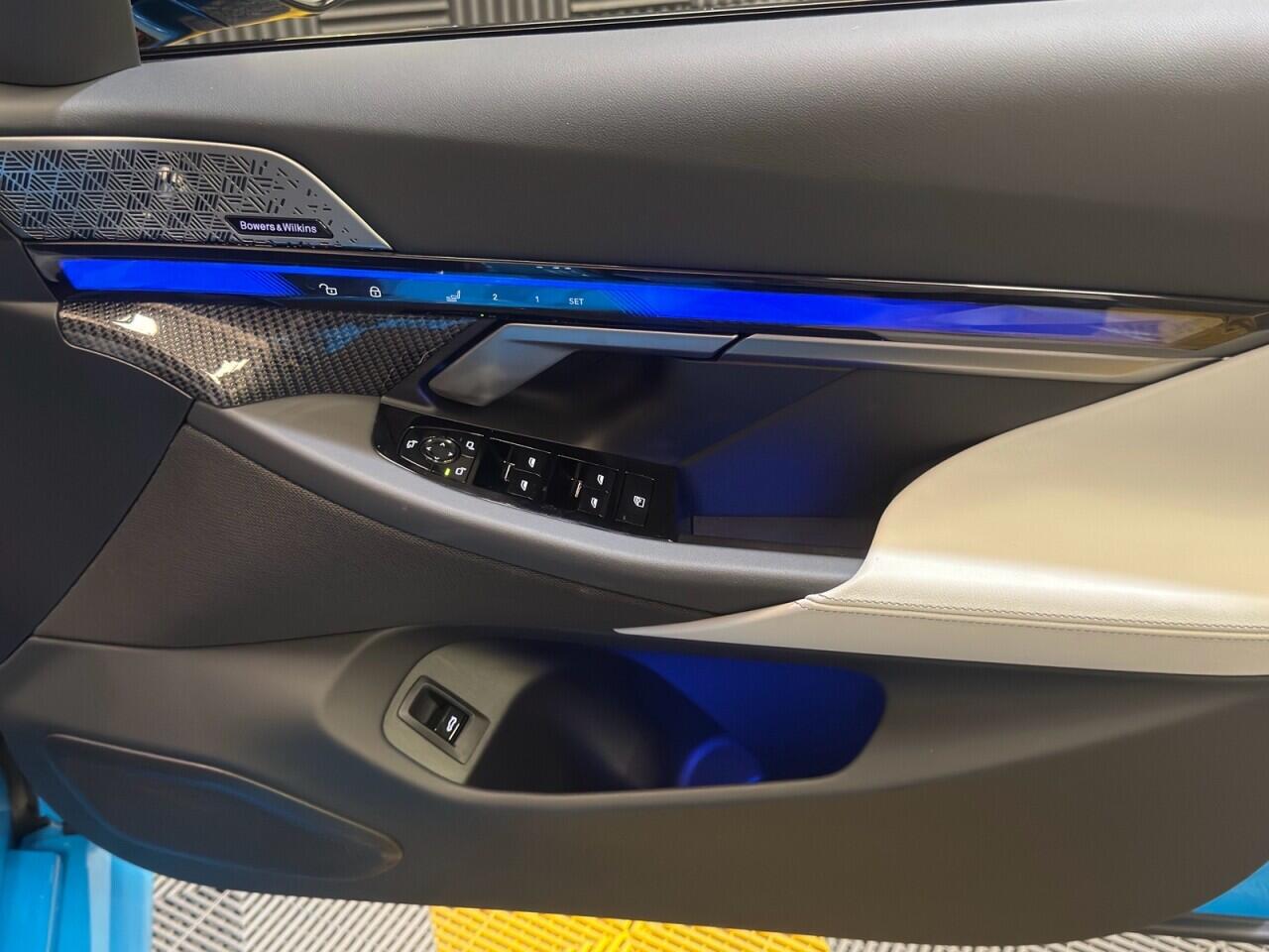 BMW M5 view 11