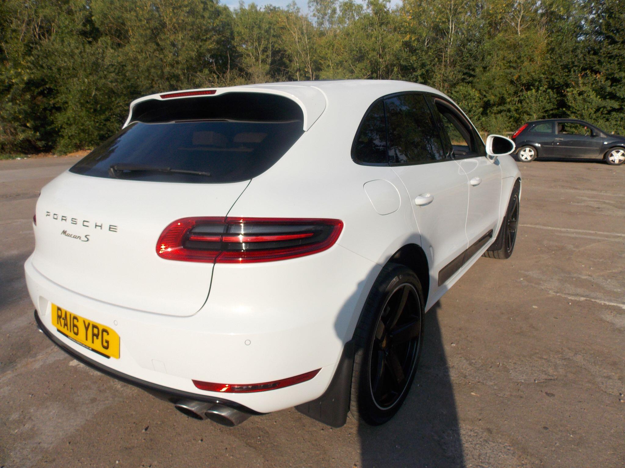 Porsche Macan view 20