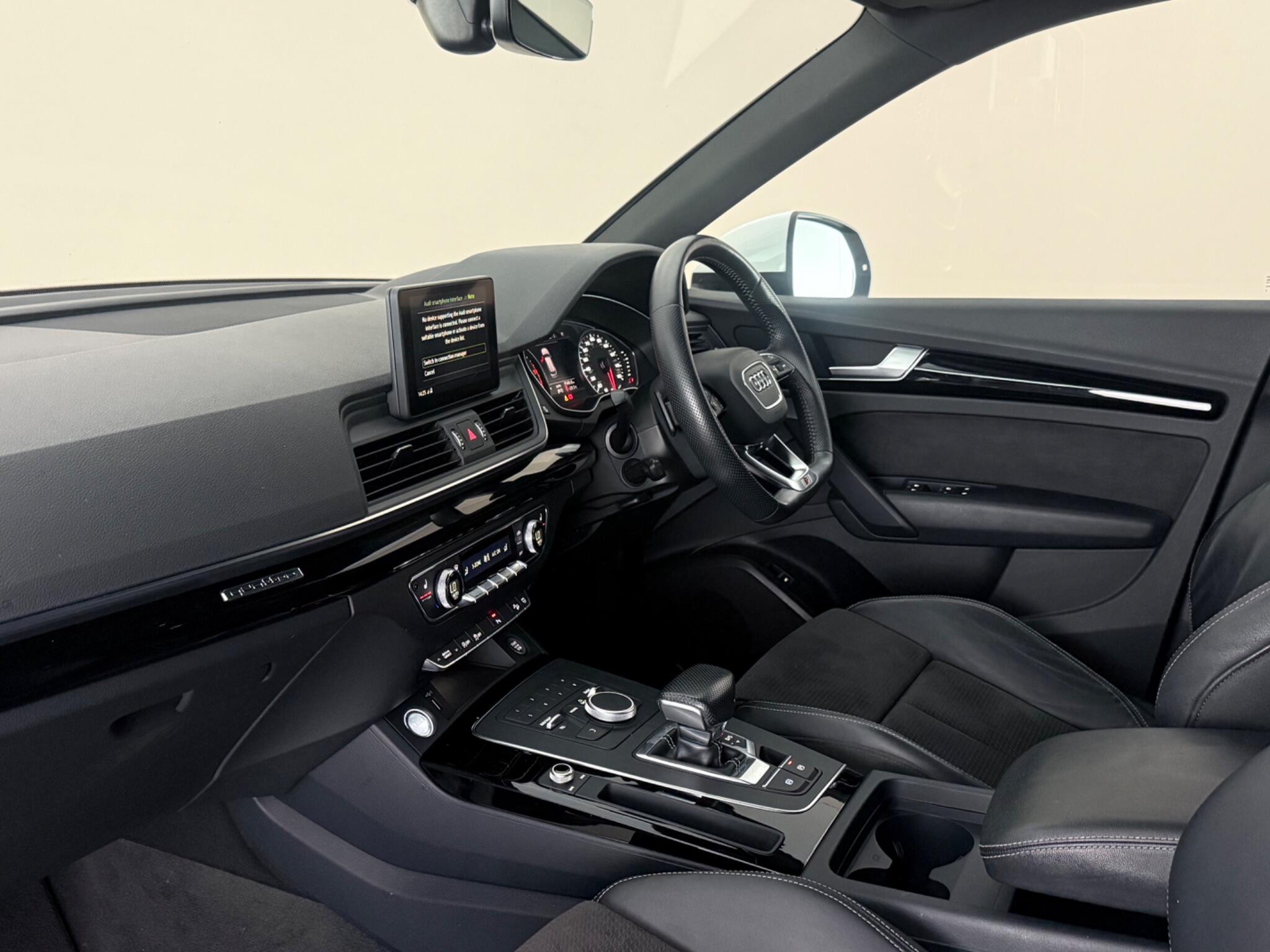 Audi Q5 view 4