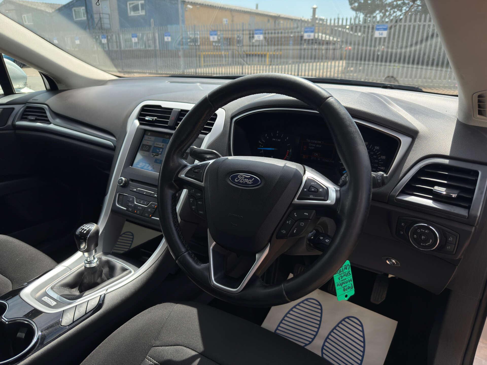 Ford Mondeo view 17