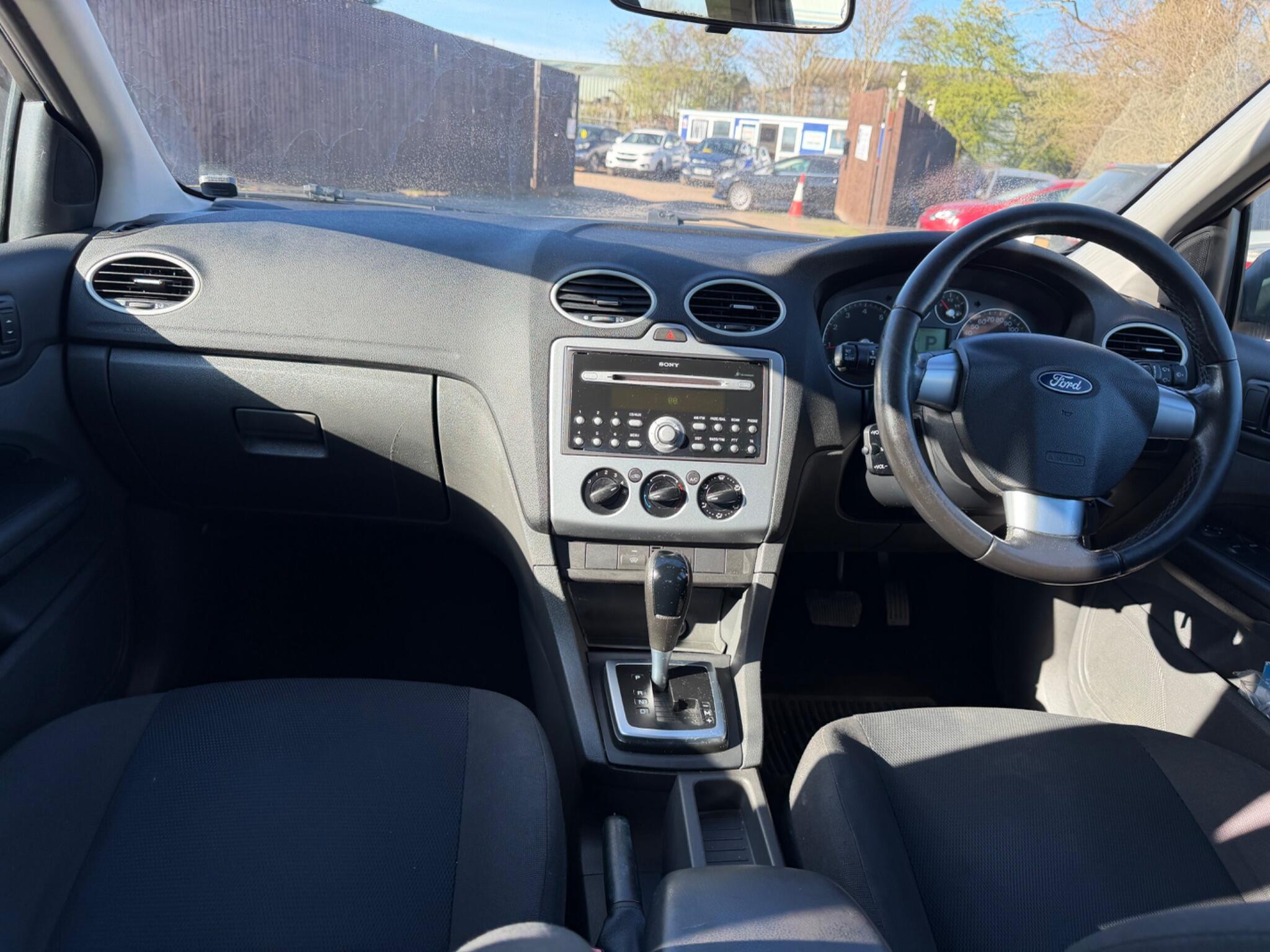 2006 Ford Focus 1.6 Zetec Climate 5dr image 15