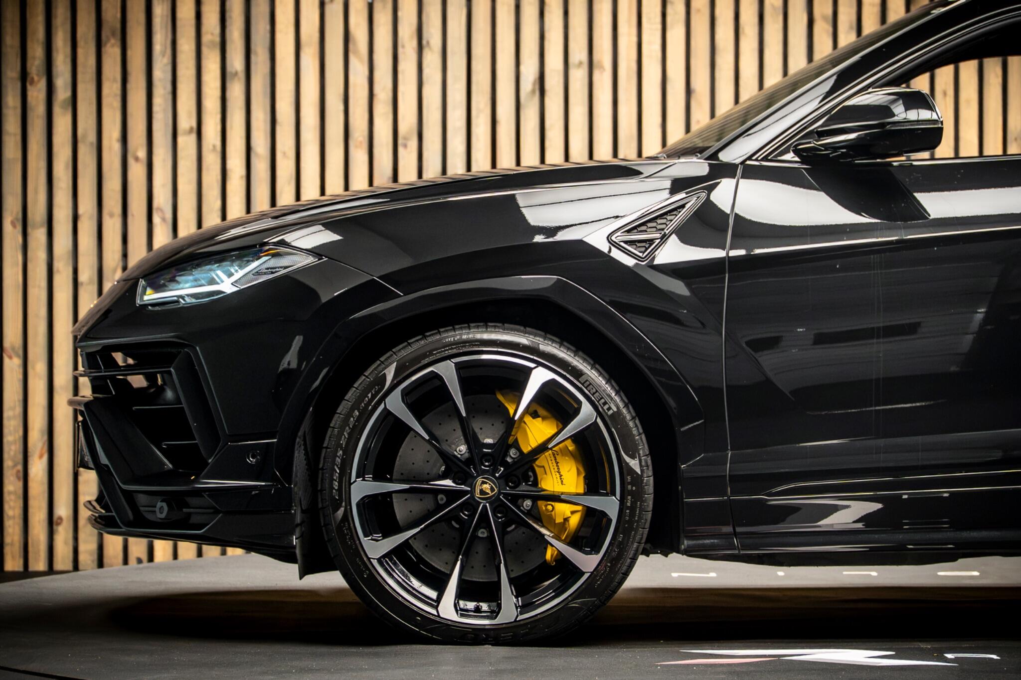Lamborghini Urus view 9