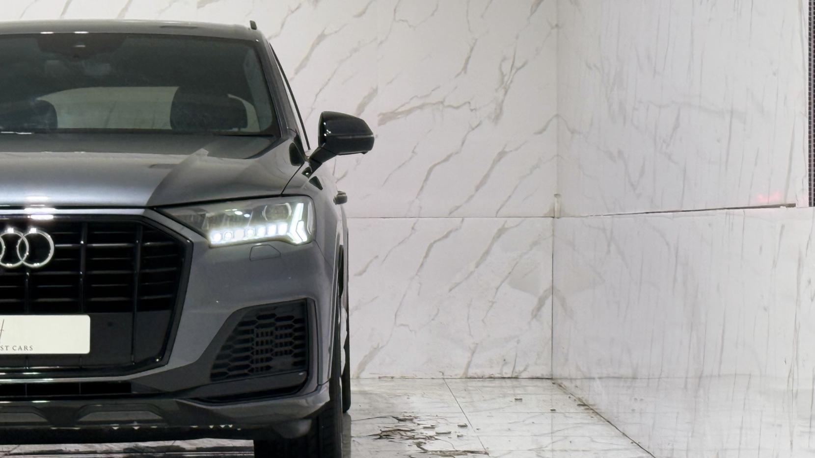 Audi Q7 view 43