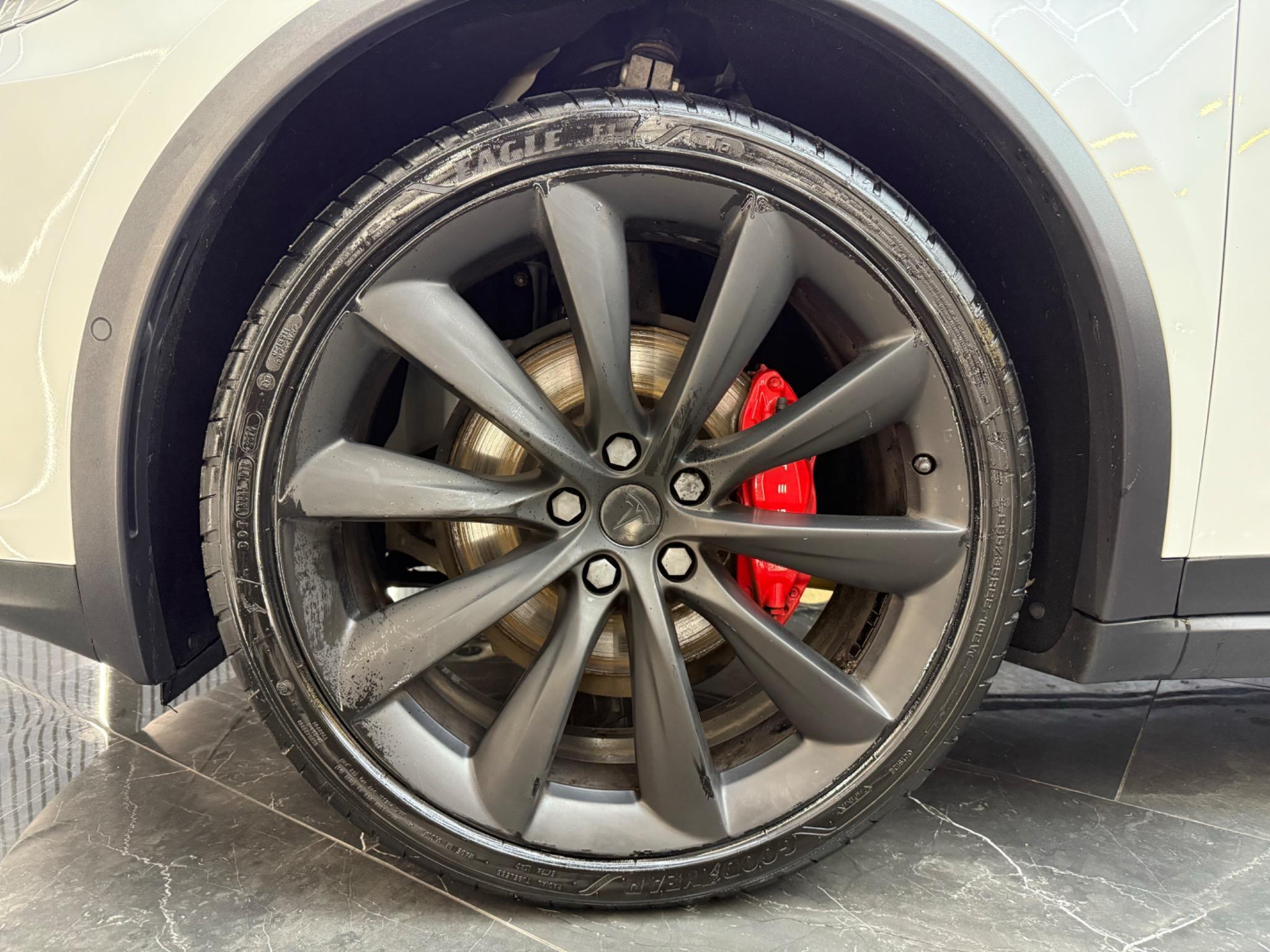 Tesla Model X view 44
