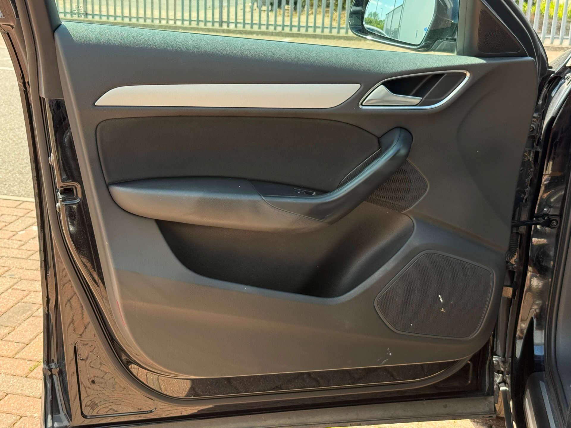 Audi Q3 view 38