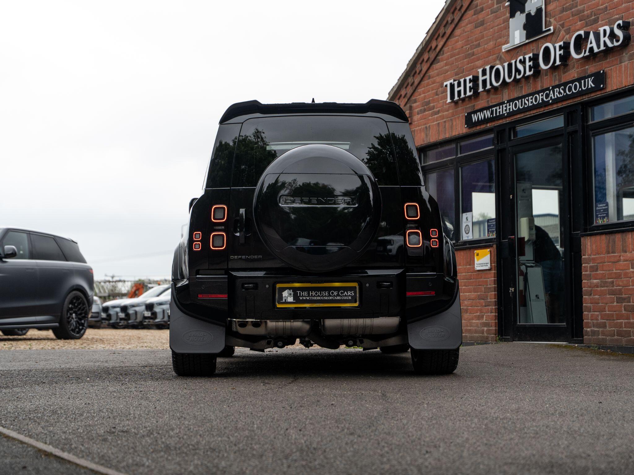 Land Rover Defender 110 view 14