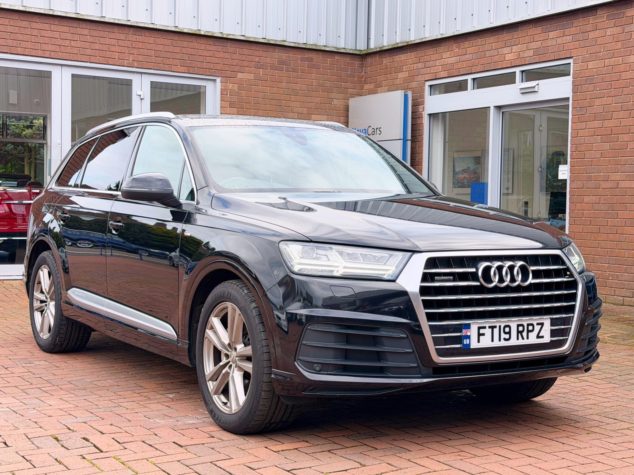 Audi Q7 view 9