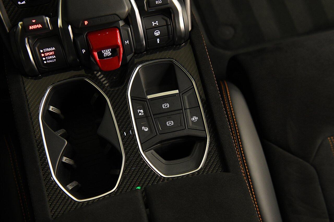 Lamborghini Urus view 17