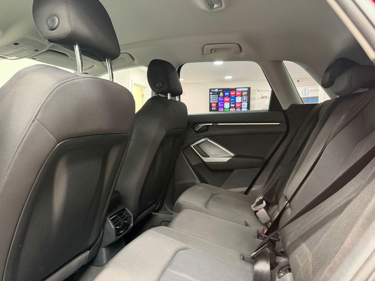 Audi Q3 view 23