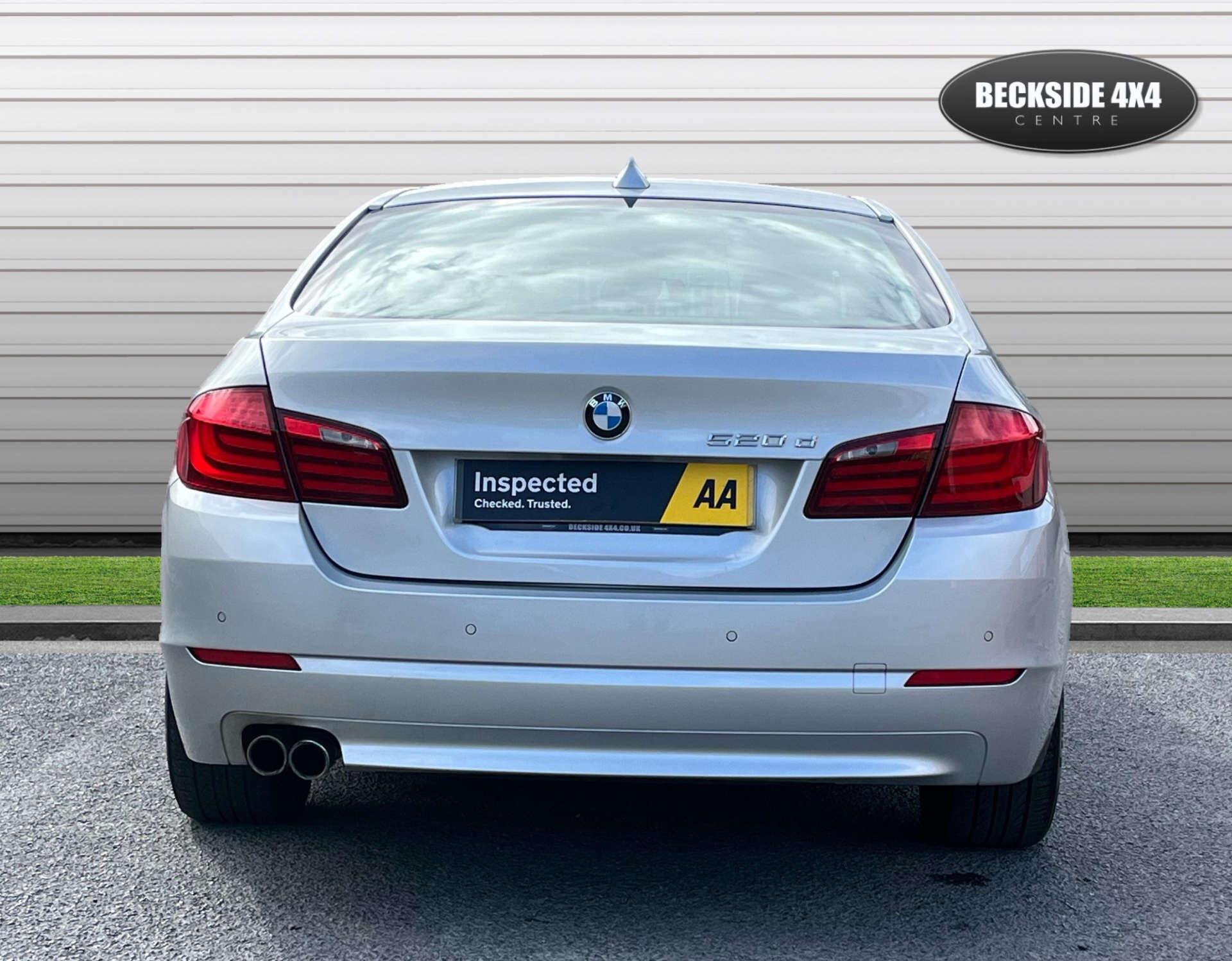 BMW 5 Series view 10
