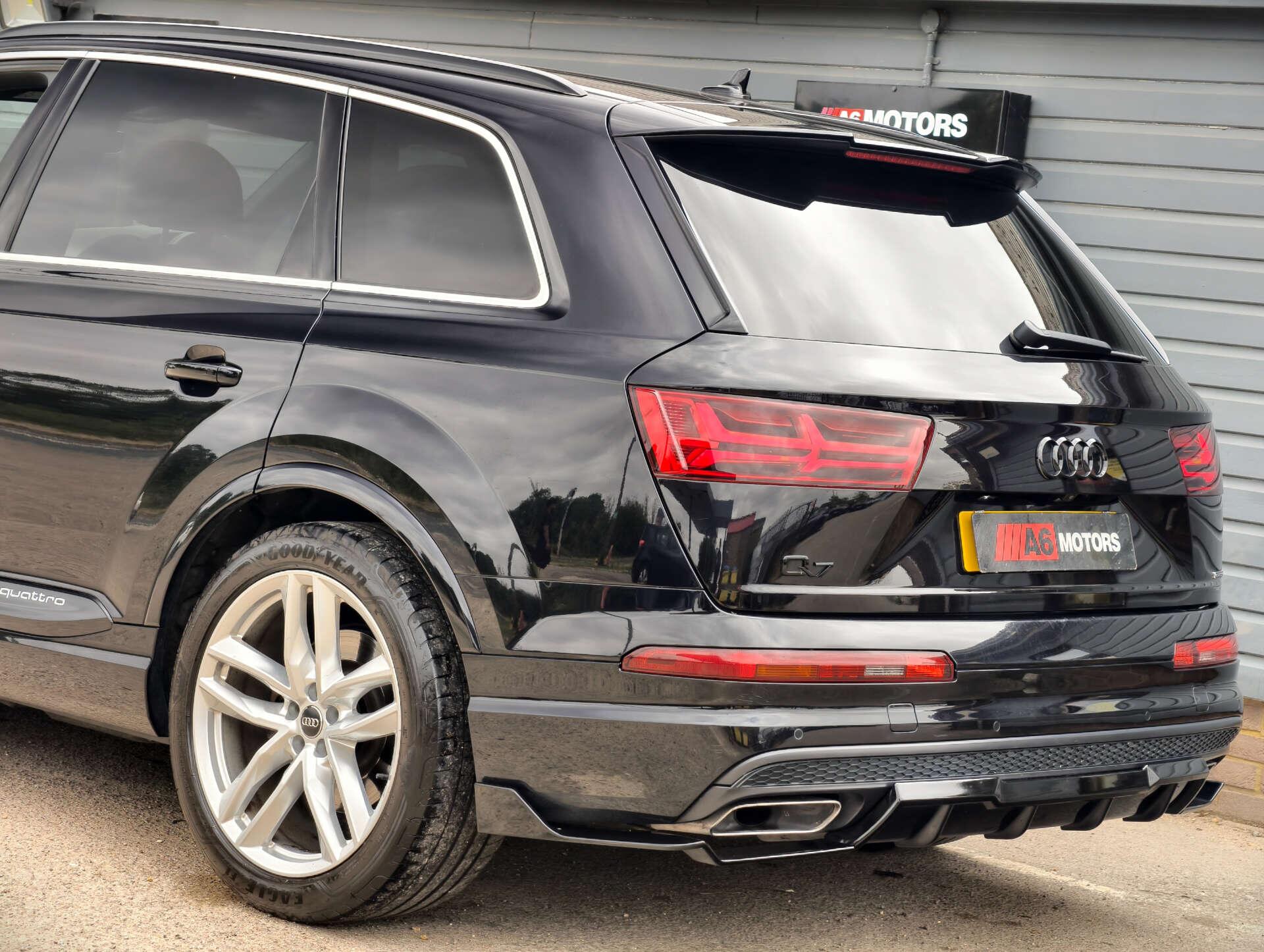Audi Q7 view 18
