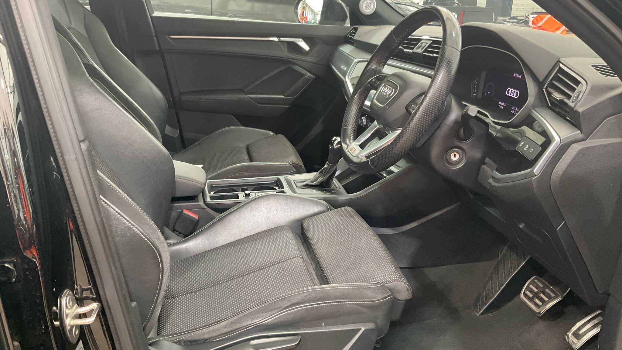 Audi Q3 view 8