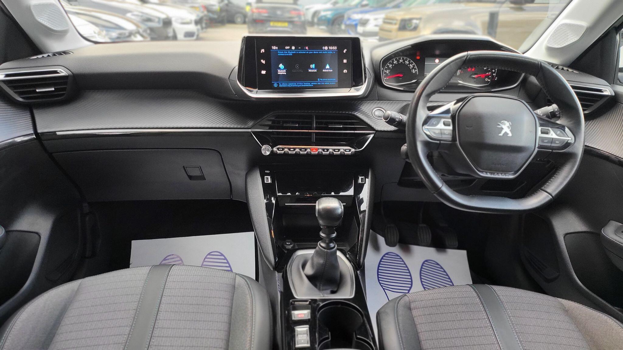 Peugeot 208 view 12