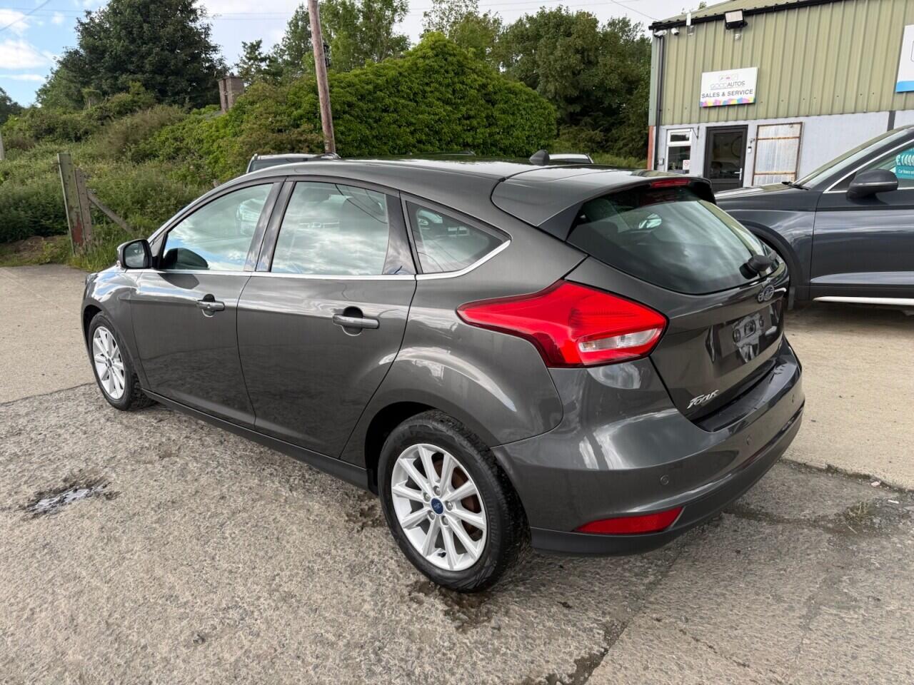 Ford Focus view 3