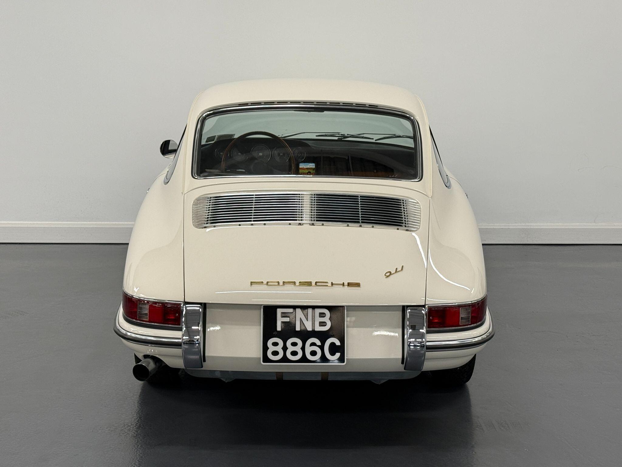 Porsche 911 view 8