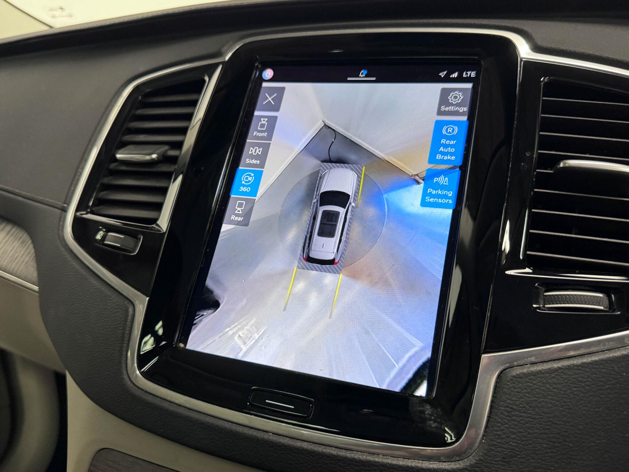 Volvo XC90 view 8