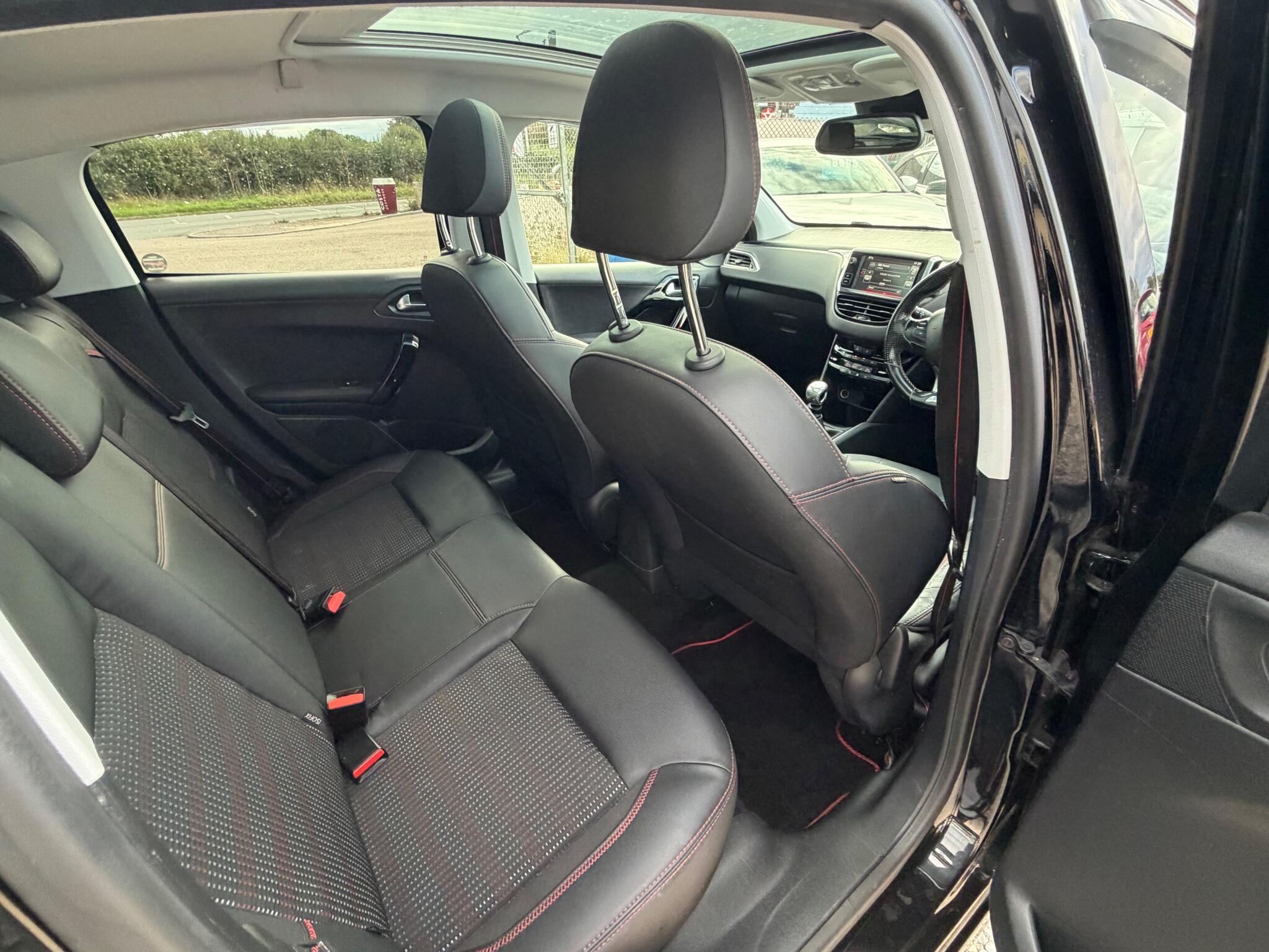 Peugeot 208 view 11