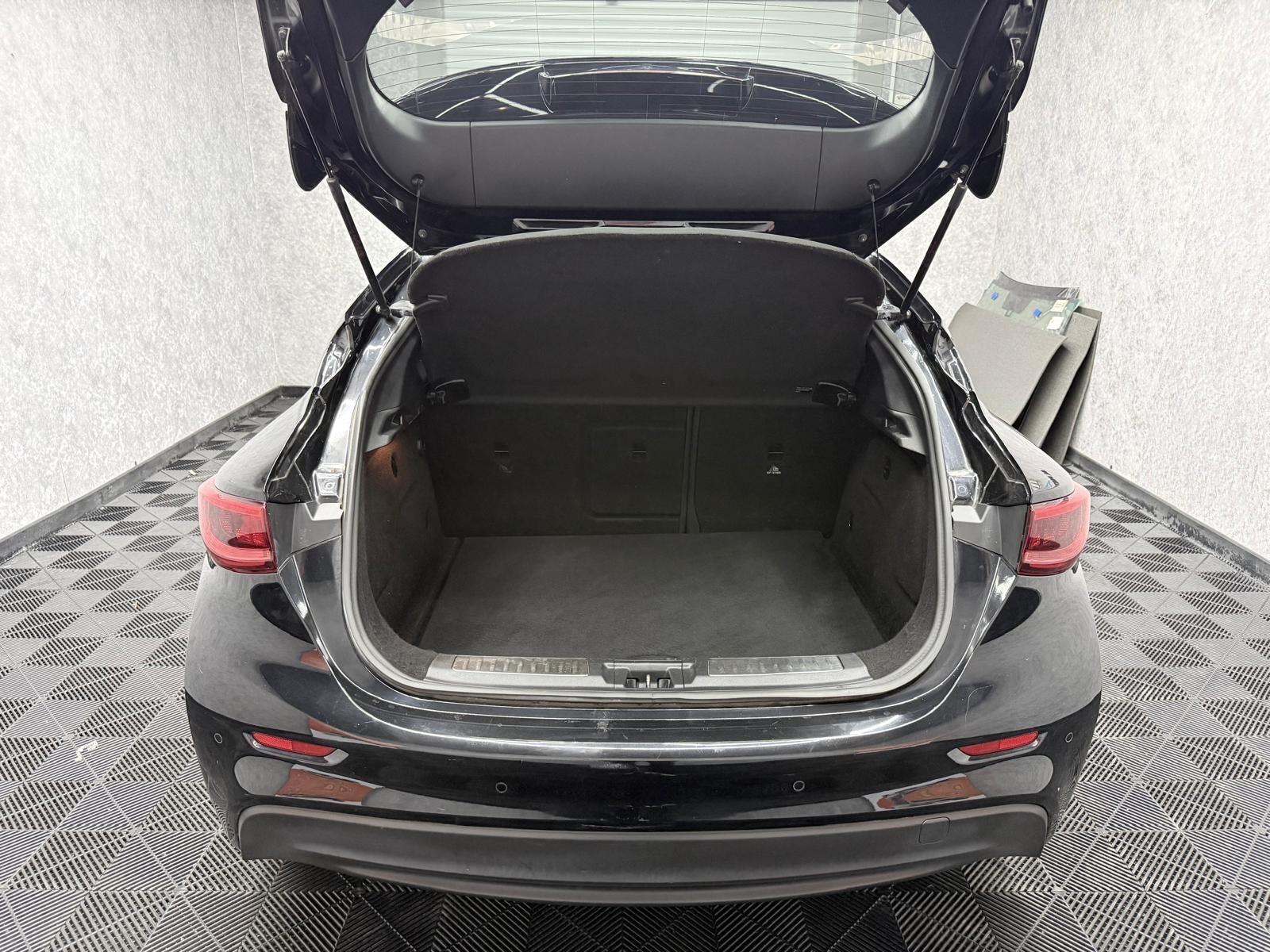 Infiniti Q30 view 21