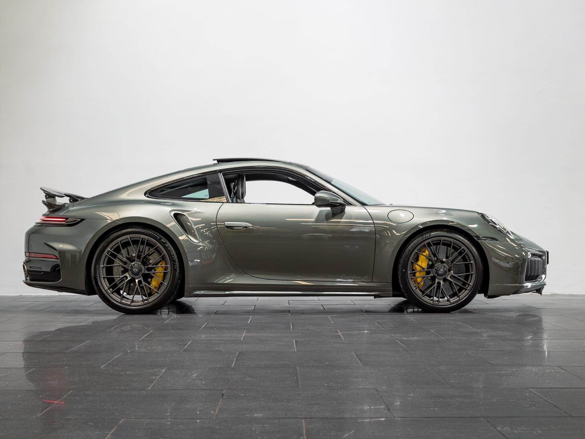 Porsche 911 view 6
