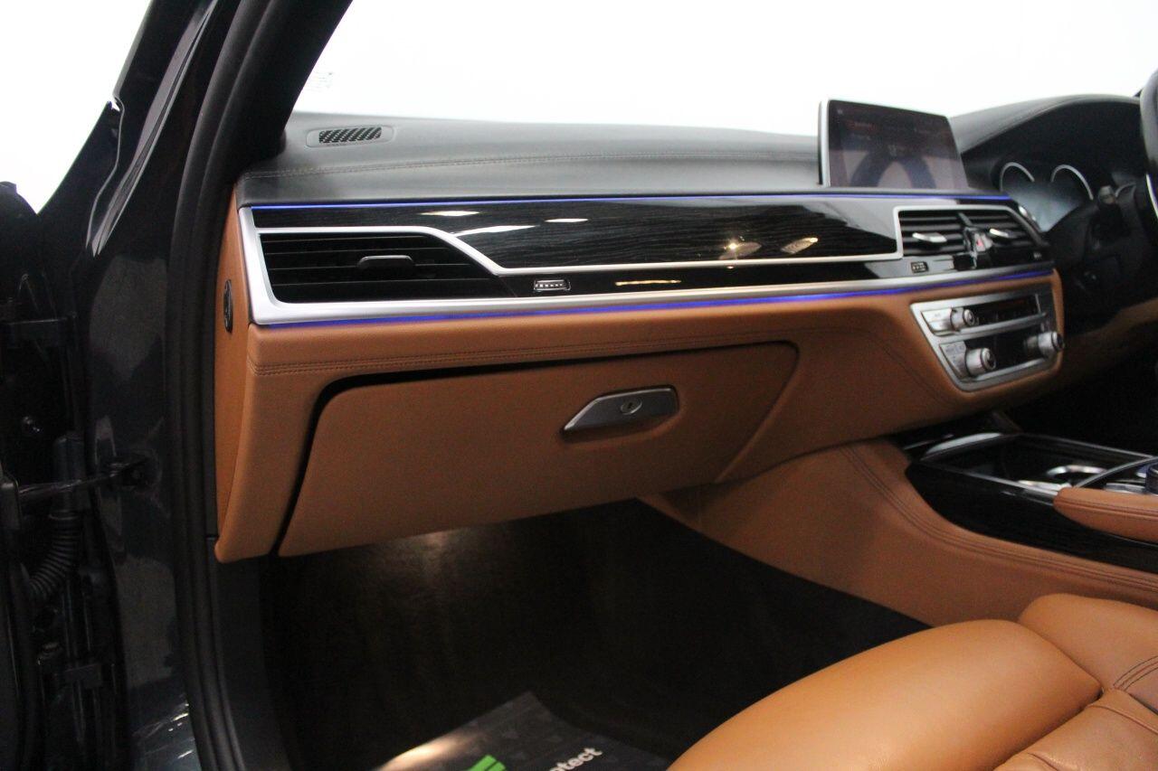 BMW 7 Series view 35