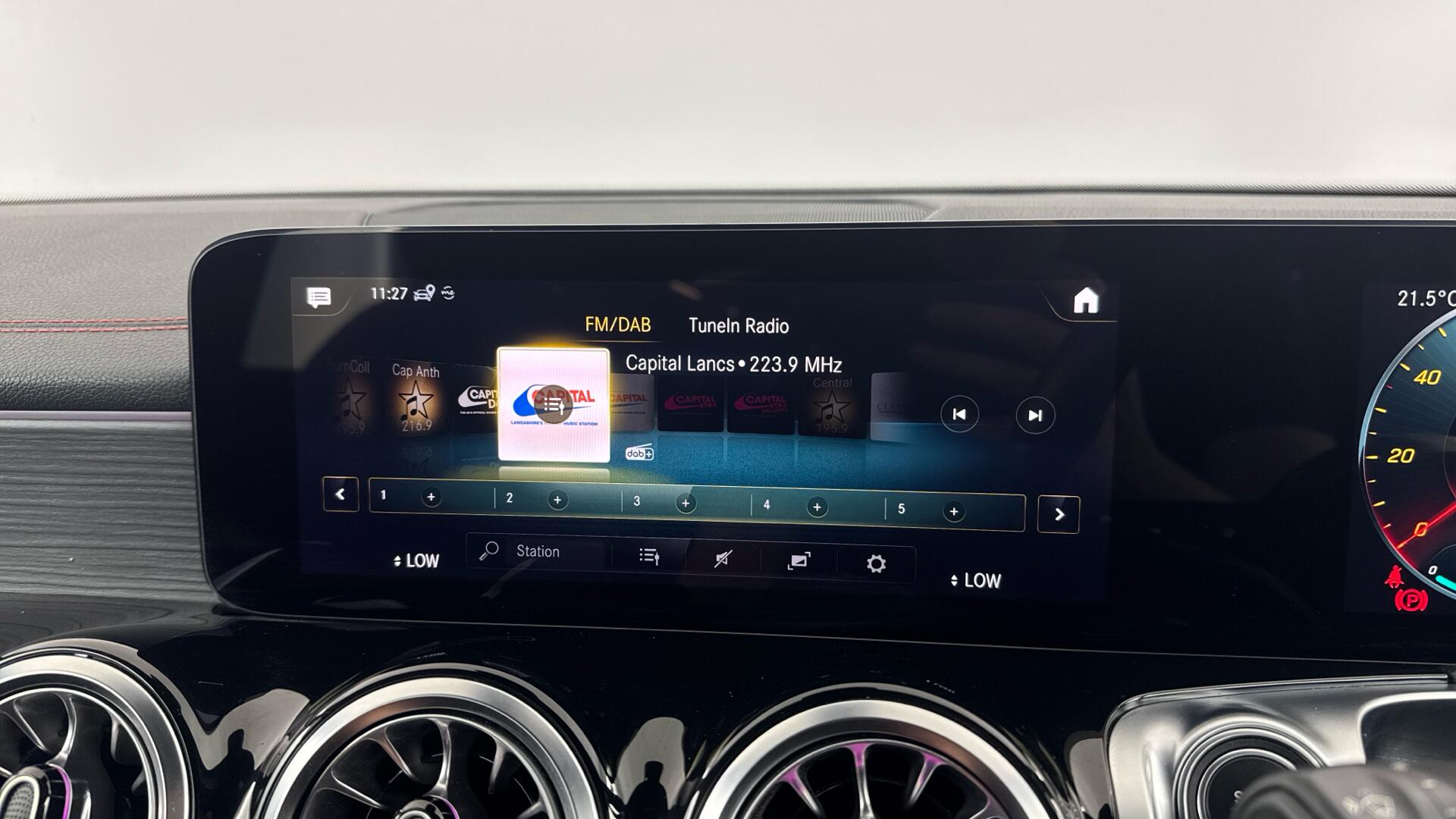 Mercedes-Benz Eqb 300 view 33