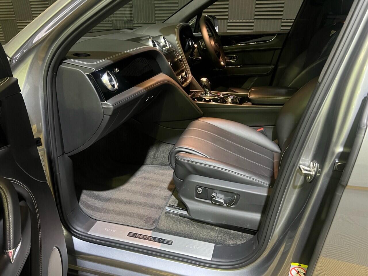 Bentley Bentayga view 26