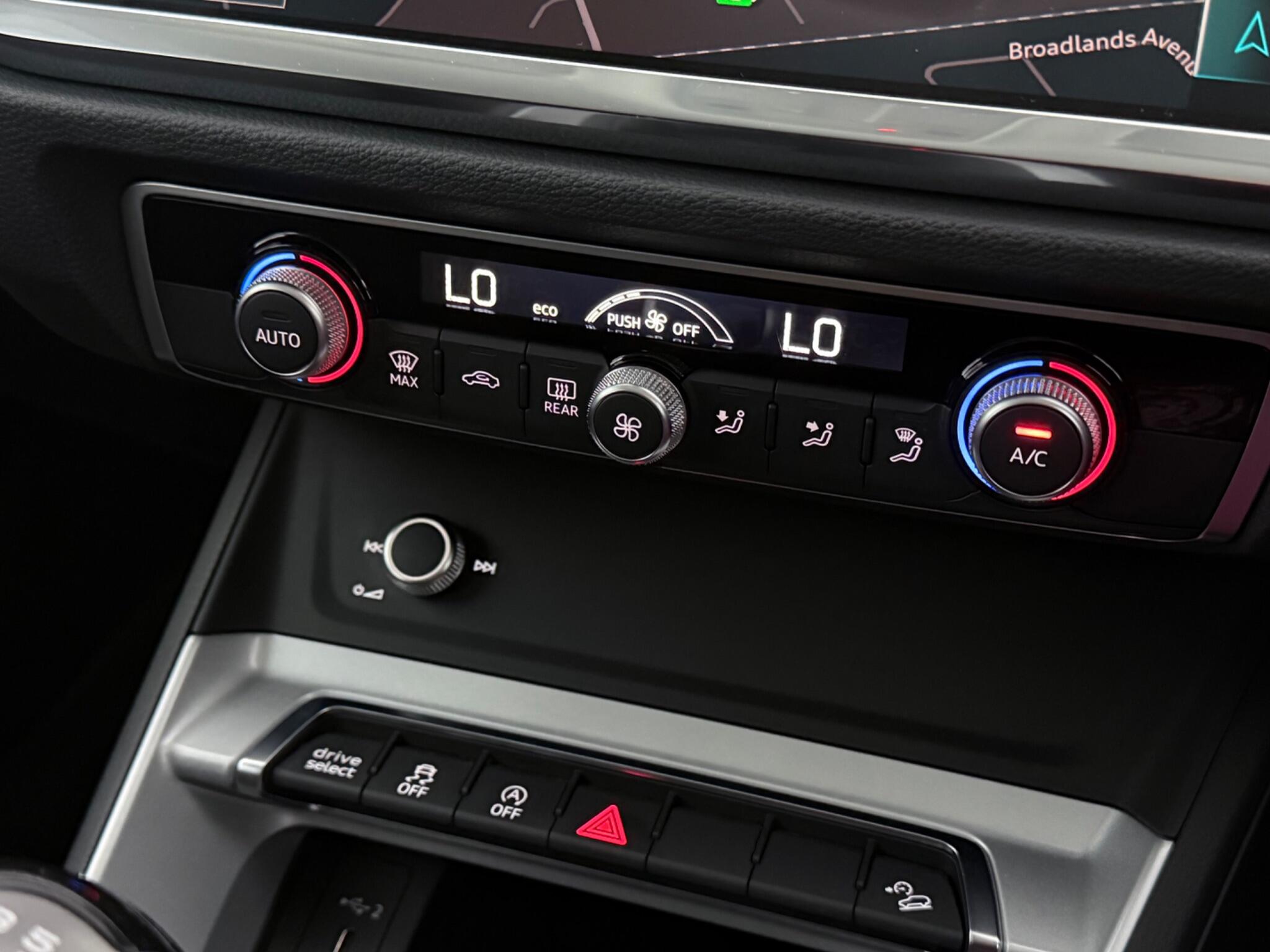Audi Q3 view 14