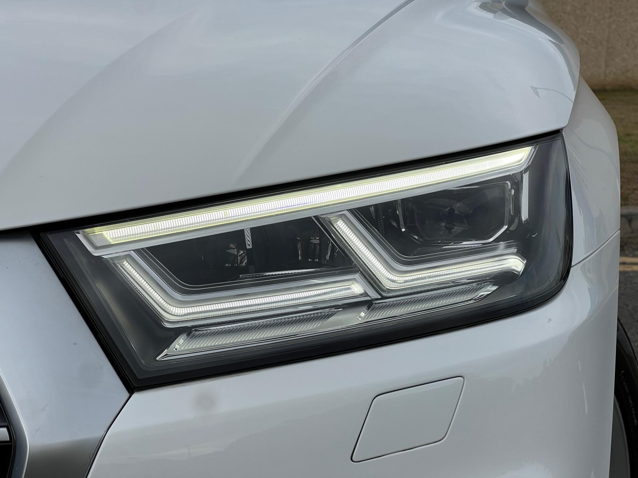 Audi Q5 view 12