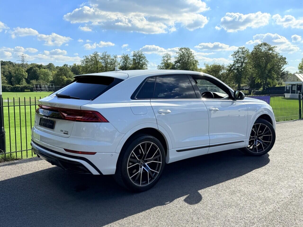 Audi Q8 view 7