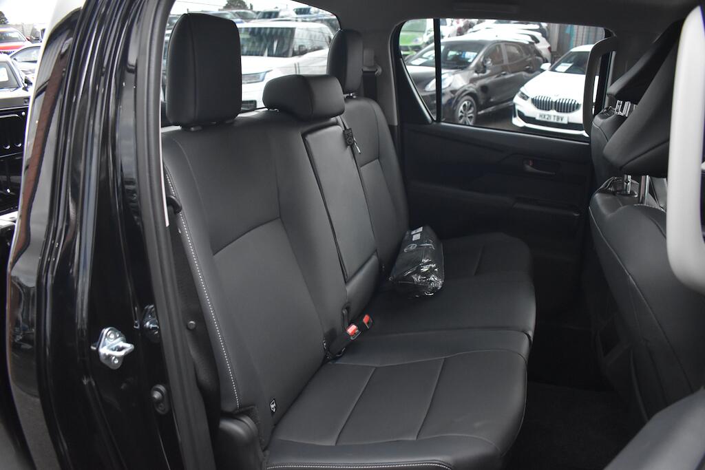 Toyota Hilux view 32