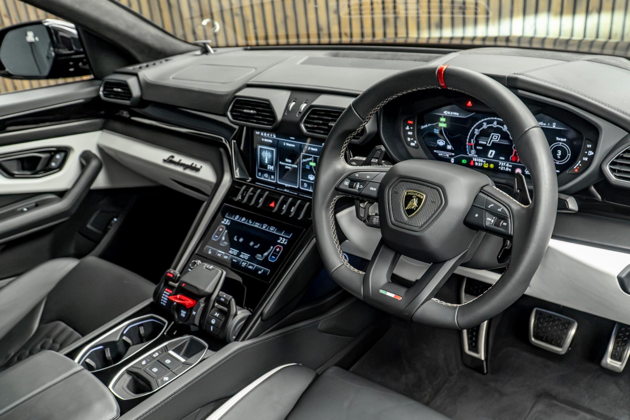 Lamborghini Urus view 23
