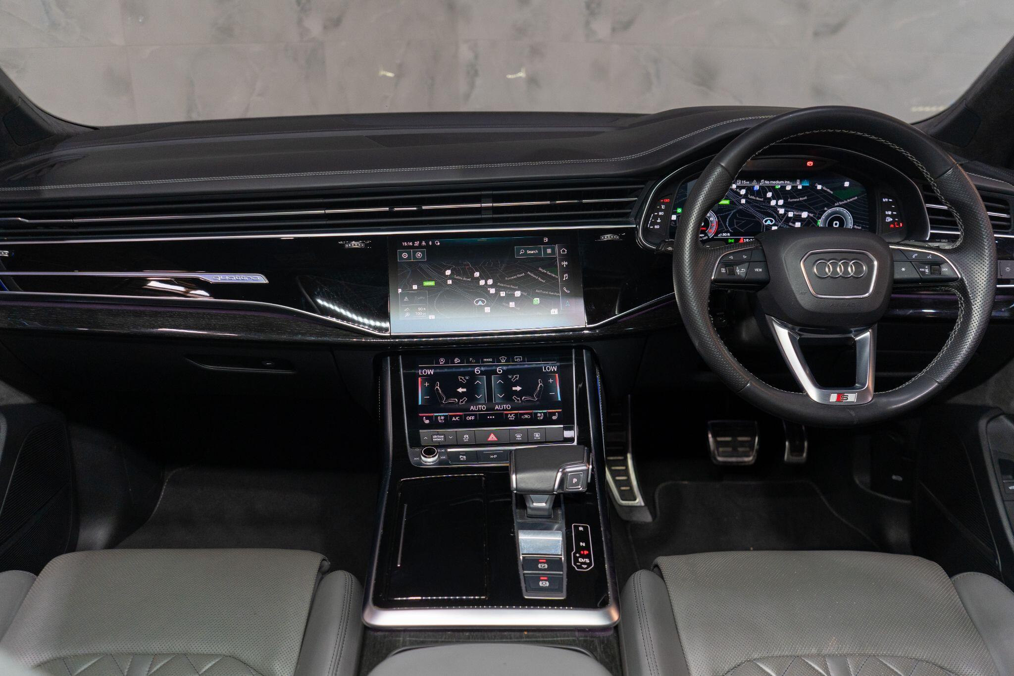 Audi Q7 view 13