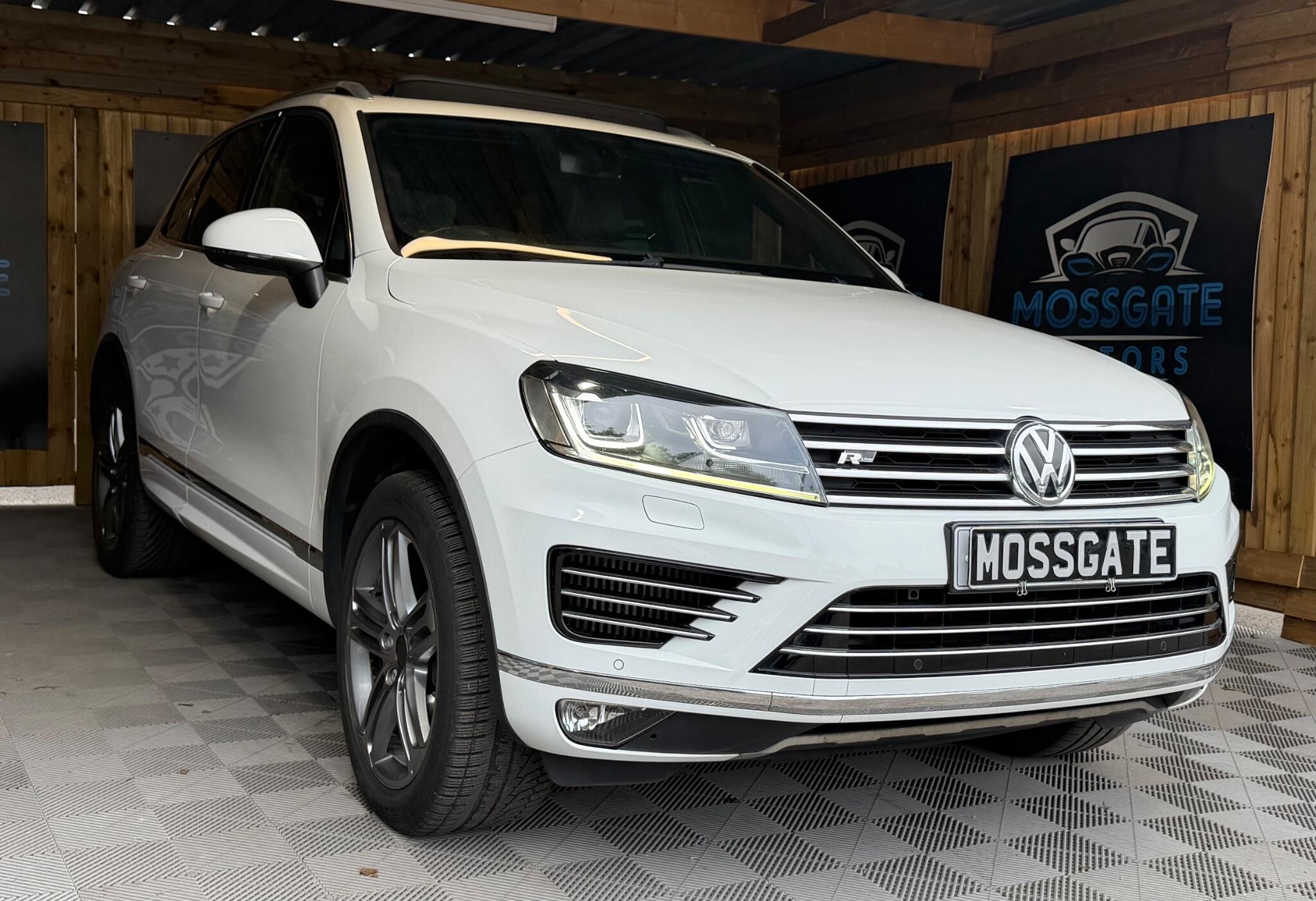 Volkswagen Touareg view 3