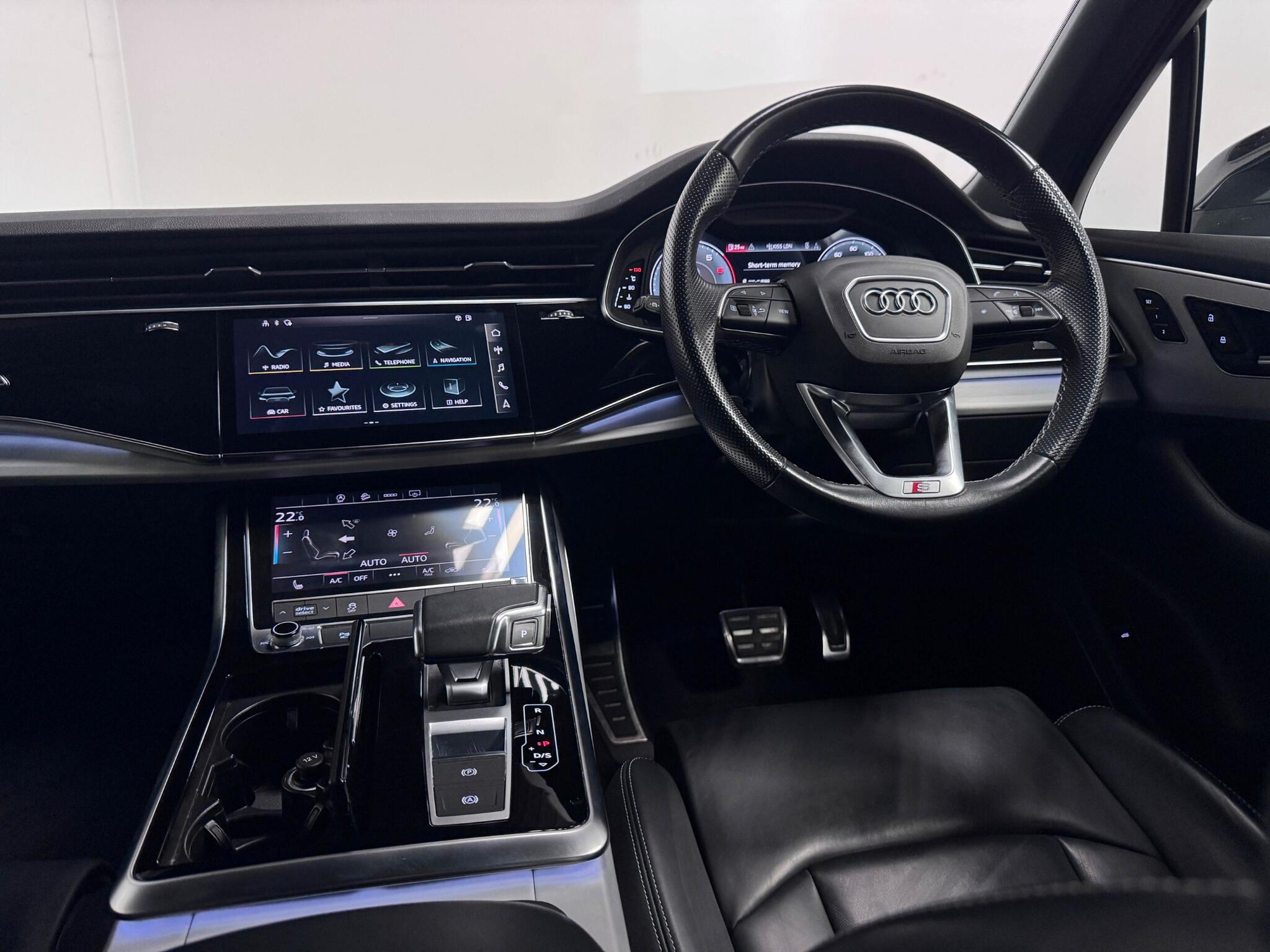 Audi Q7 view 35