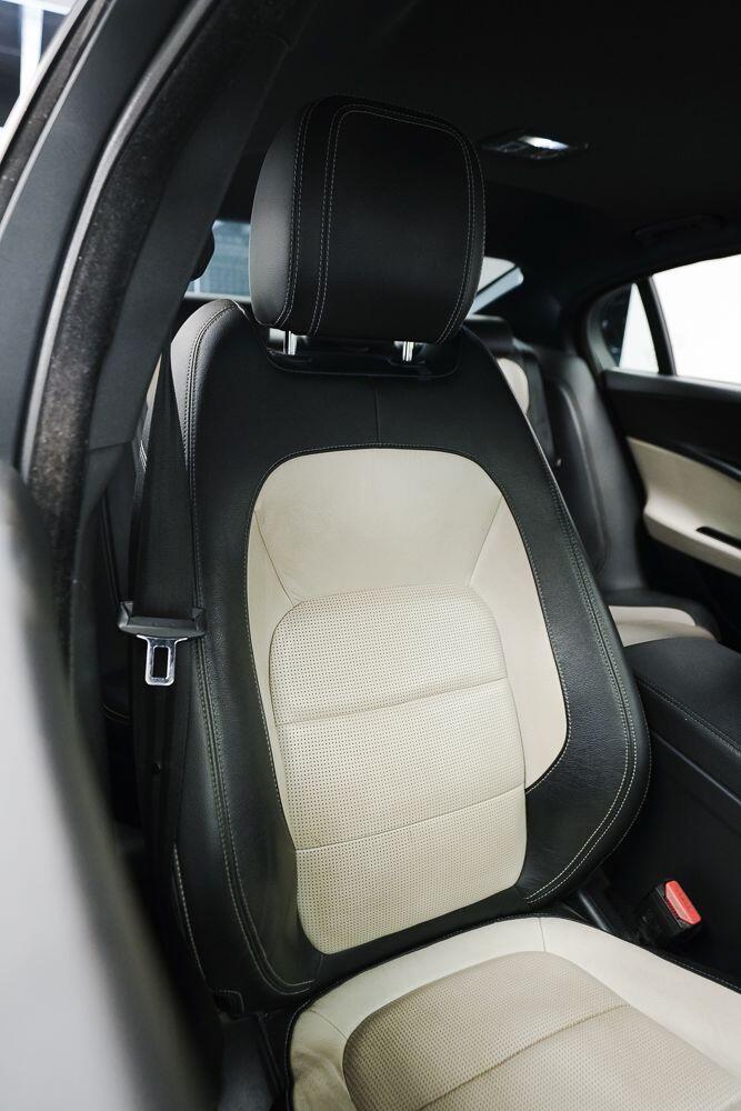 Jaguar Xe view 12