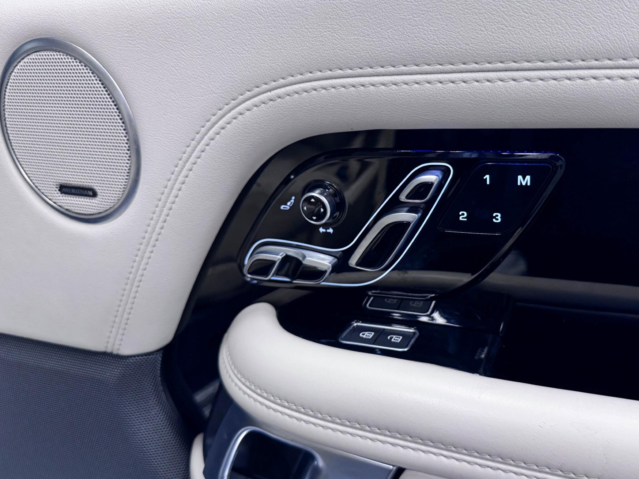 Land Rover Range Rover view 21