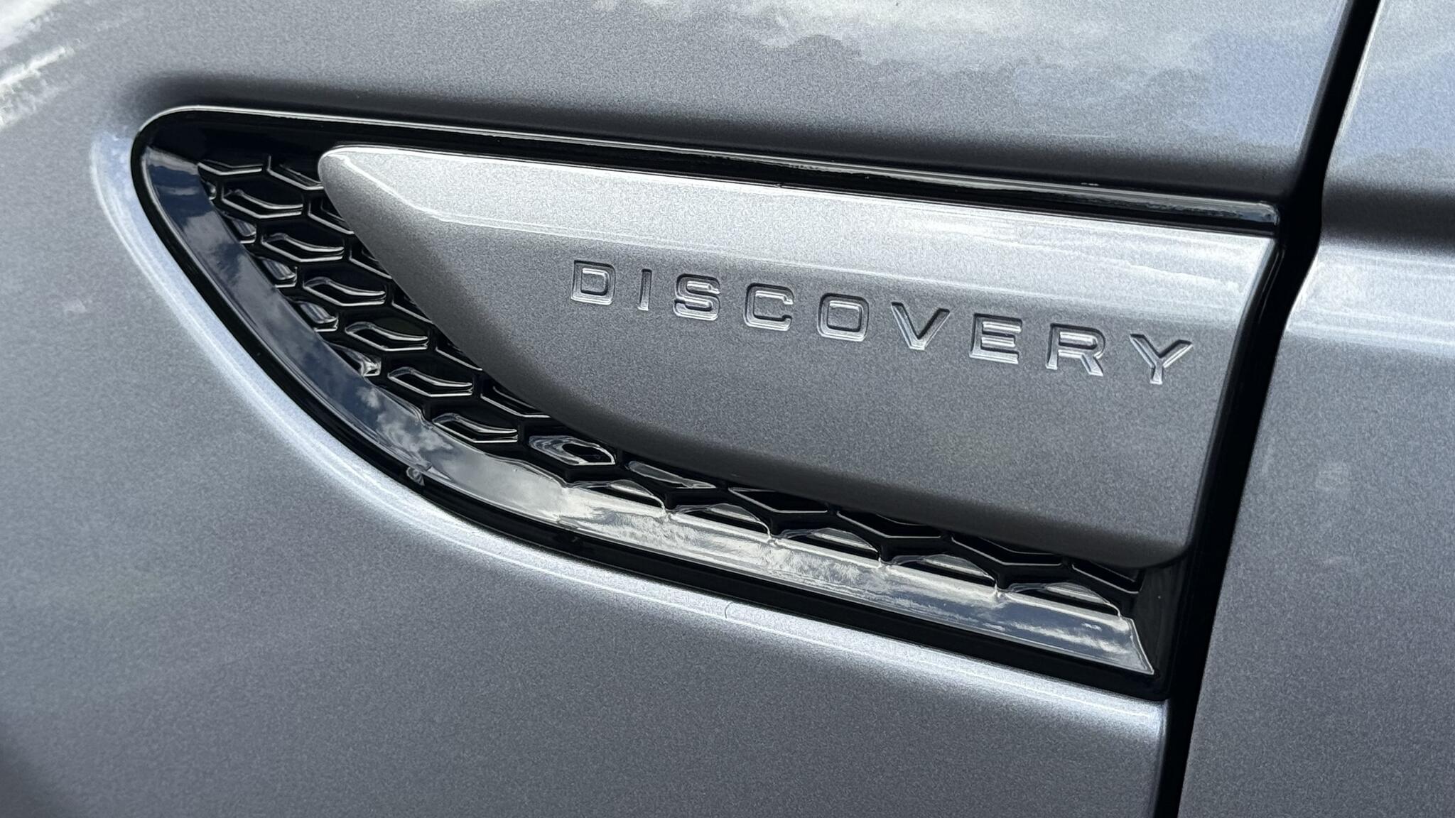Land Rover Discovery Sport view 20