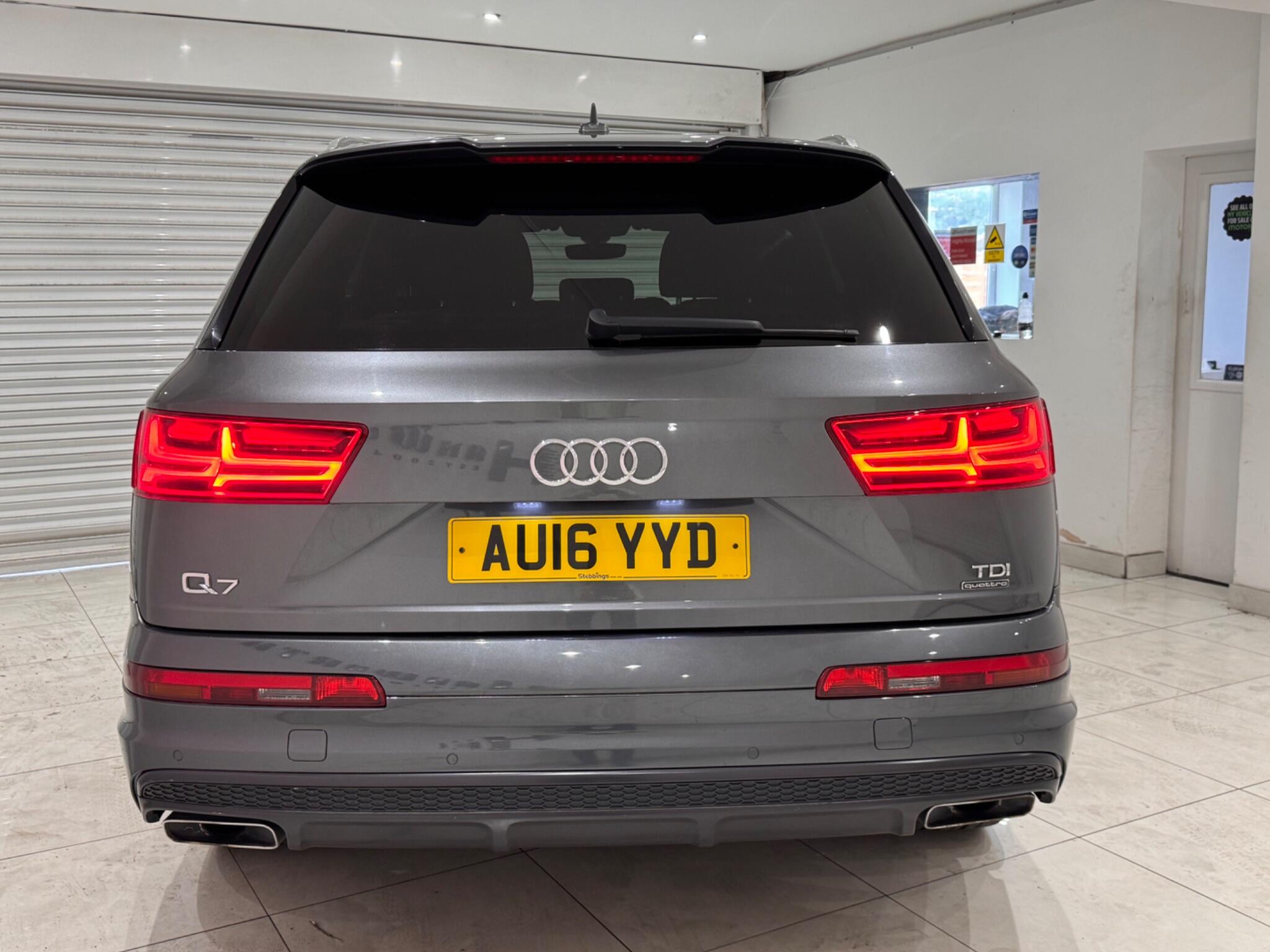Audi Q7 view 6