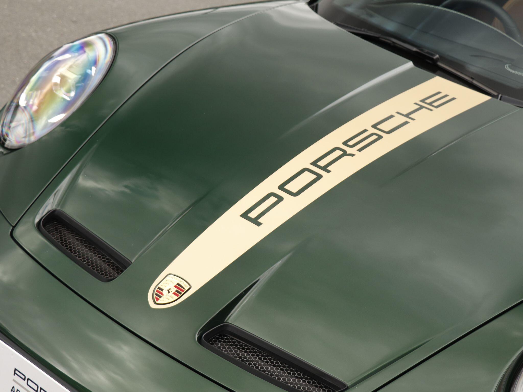 Porsche 911 view 34
