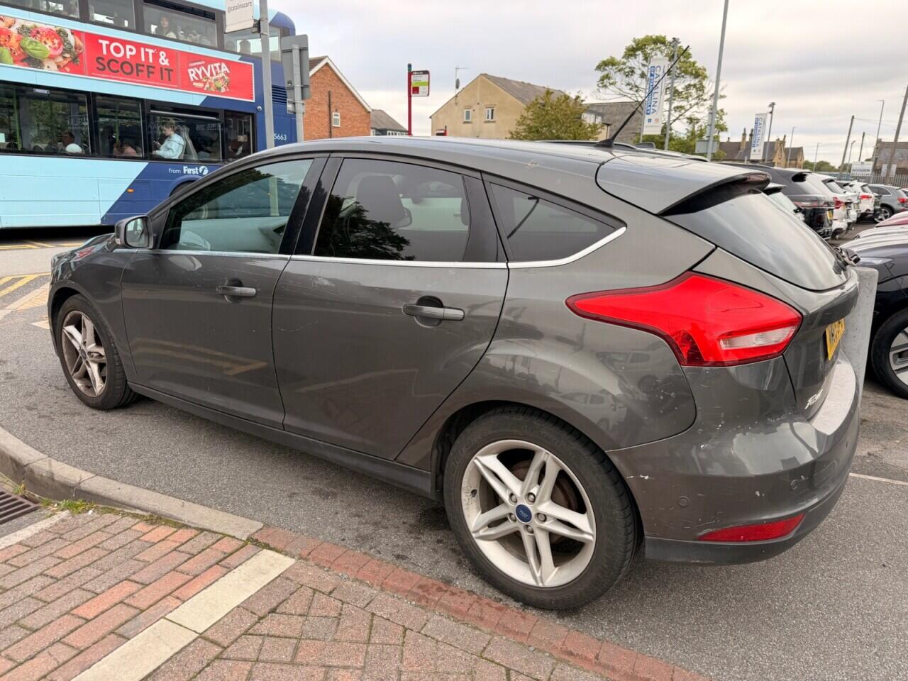 Ford Focus view 6