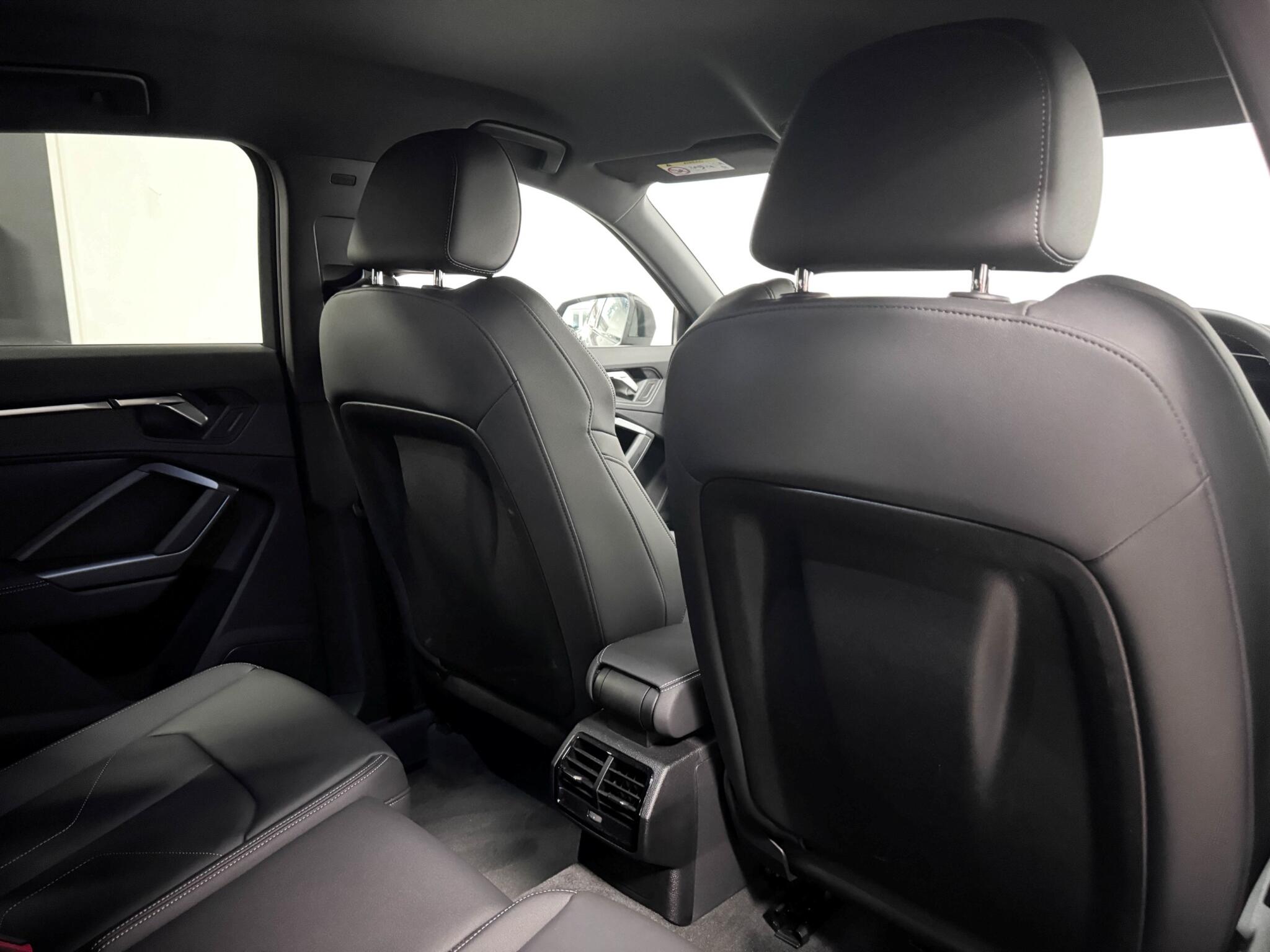 Audi Q3 view 23