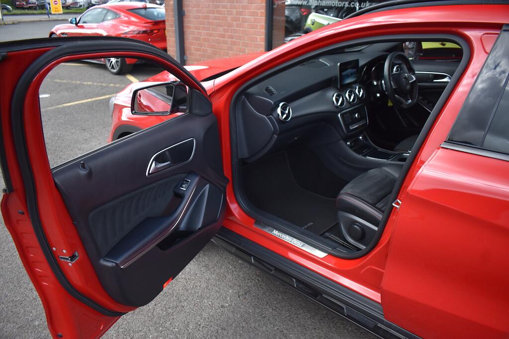 Mercedes-Benz Gla view 36