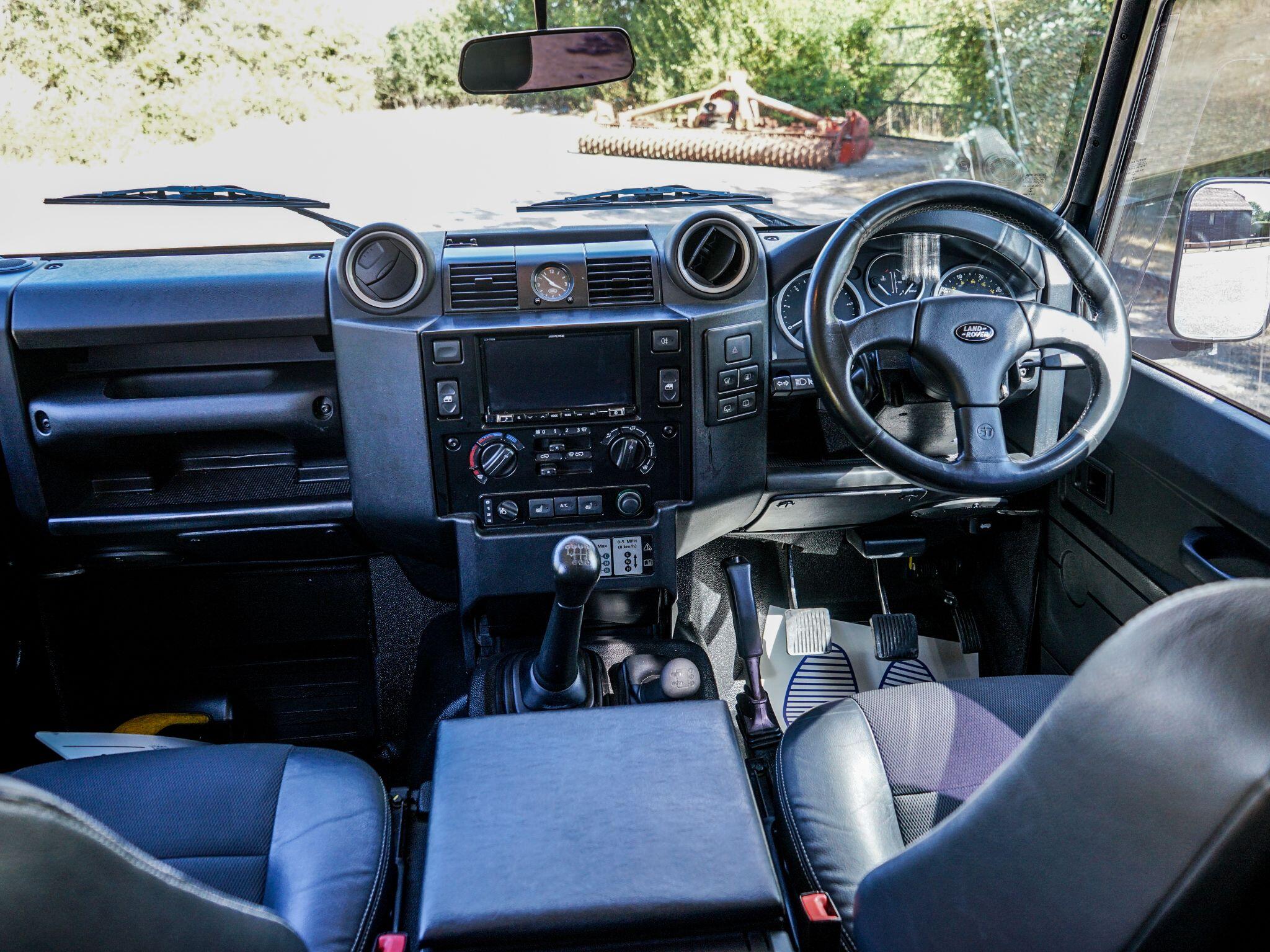 Land Rover Defender 110 view 23