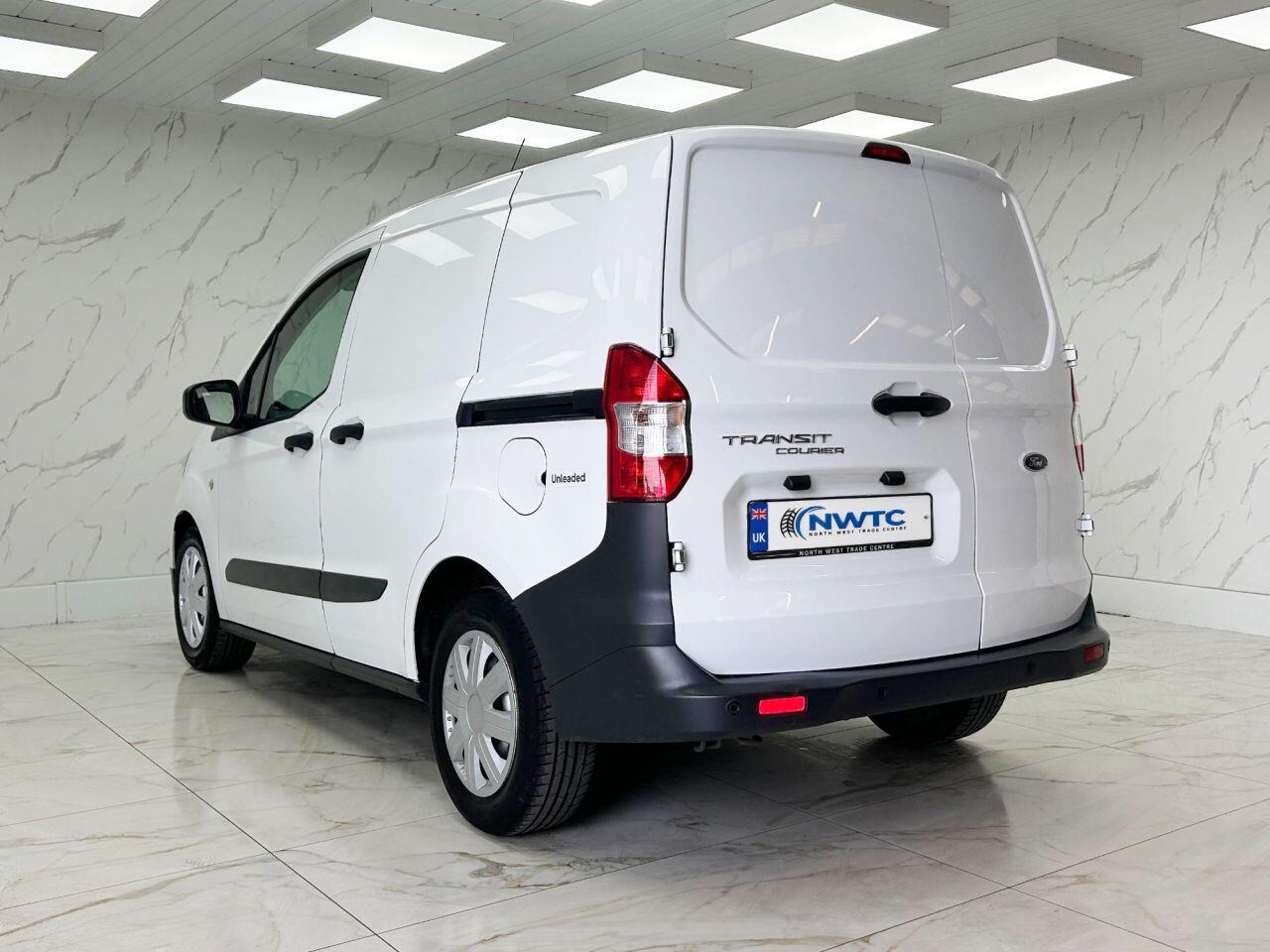 Ford Transit Courier view 10